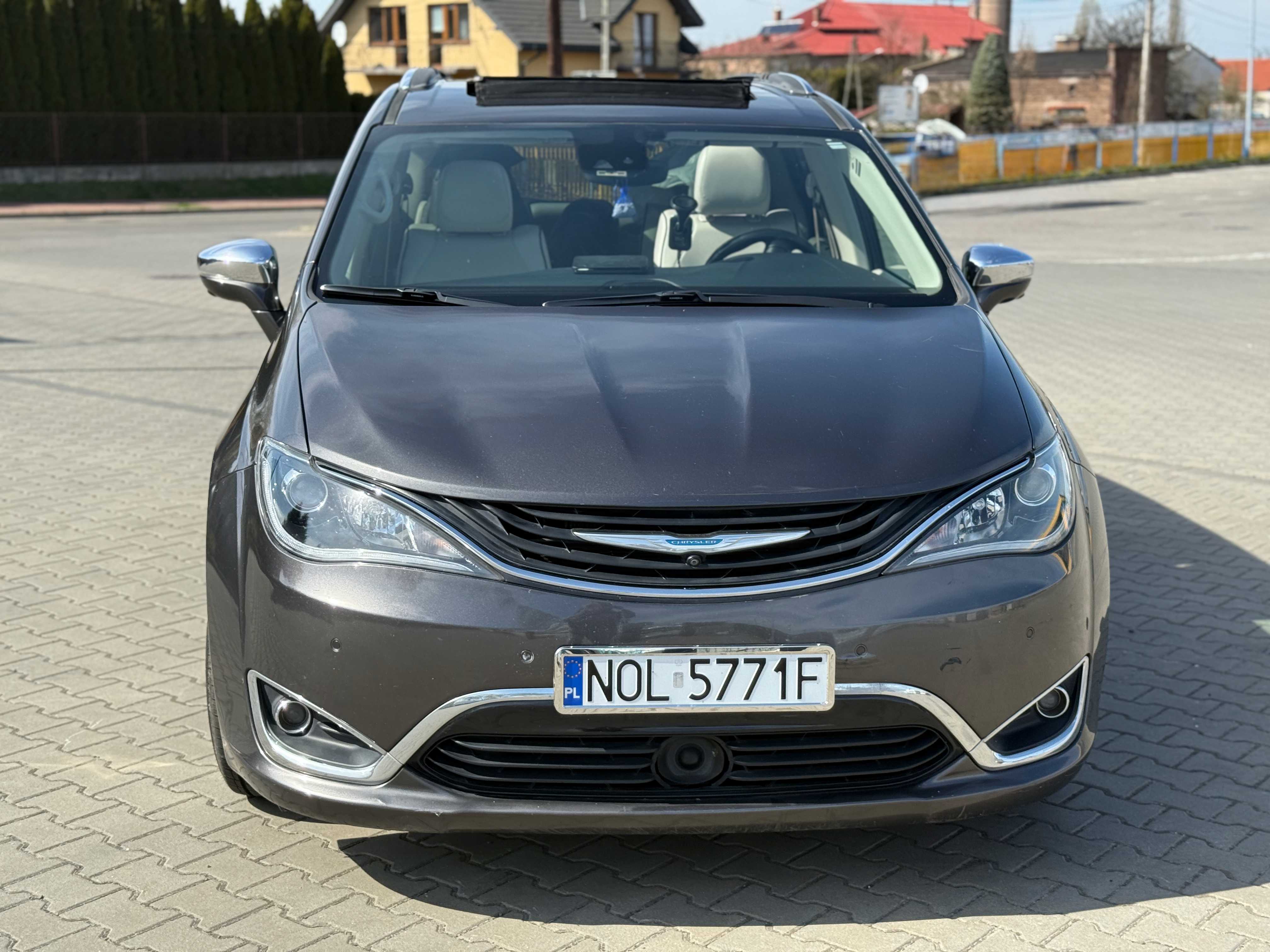 Chrysler Pacifica bok